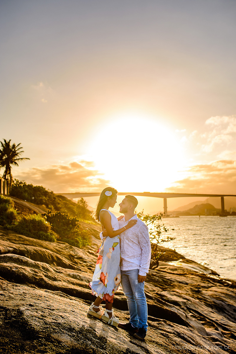 Lindo ensaio de casal pre wedding com noivo noiva feito por fotógrafos de casamento de vila velha fotógrafos de casamento de vitória fotógrafos de casamento de serra espirito santo es com praia por do sol e farol santa luzia