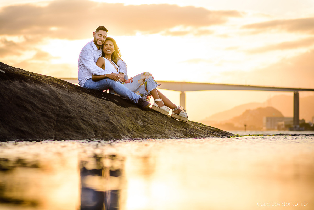 Lindo ensaio de casal pre wedding com noivo noiva feito por fotógrafos de casamento de vila velha fotógrafos de casamento de vitória fotógrafos de casamento de serra espirito santo es com praia por do sol e farol santa luzia
