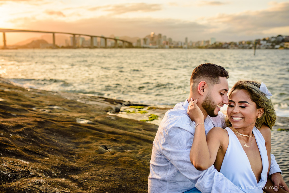 Lindo ensaio de casal pre wedding com noivo noiva feito por fotógrafos de casamento de vila velha fotógrafos de casamento de vitória fotógrafos de casamento de serra espirito santo es com praia por do sol e farol santa luzia