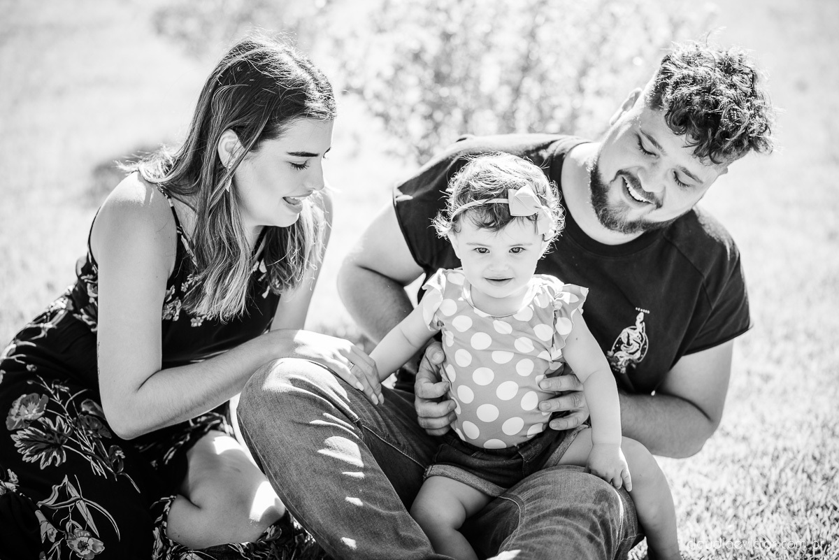 Lindo ensaio infantil no parque pedra da cebola em vitória feito por fotógrafos de casamento de vila velha fotógrafos de casamento de vitória fotógrafos de casamento de serra espirito santo es com bebê de 1 ano no parquinho balanço 