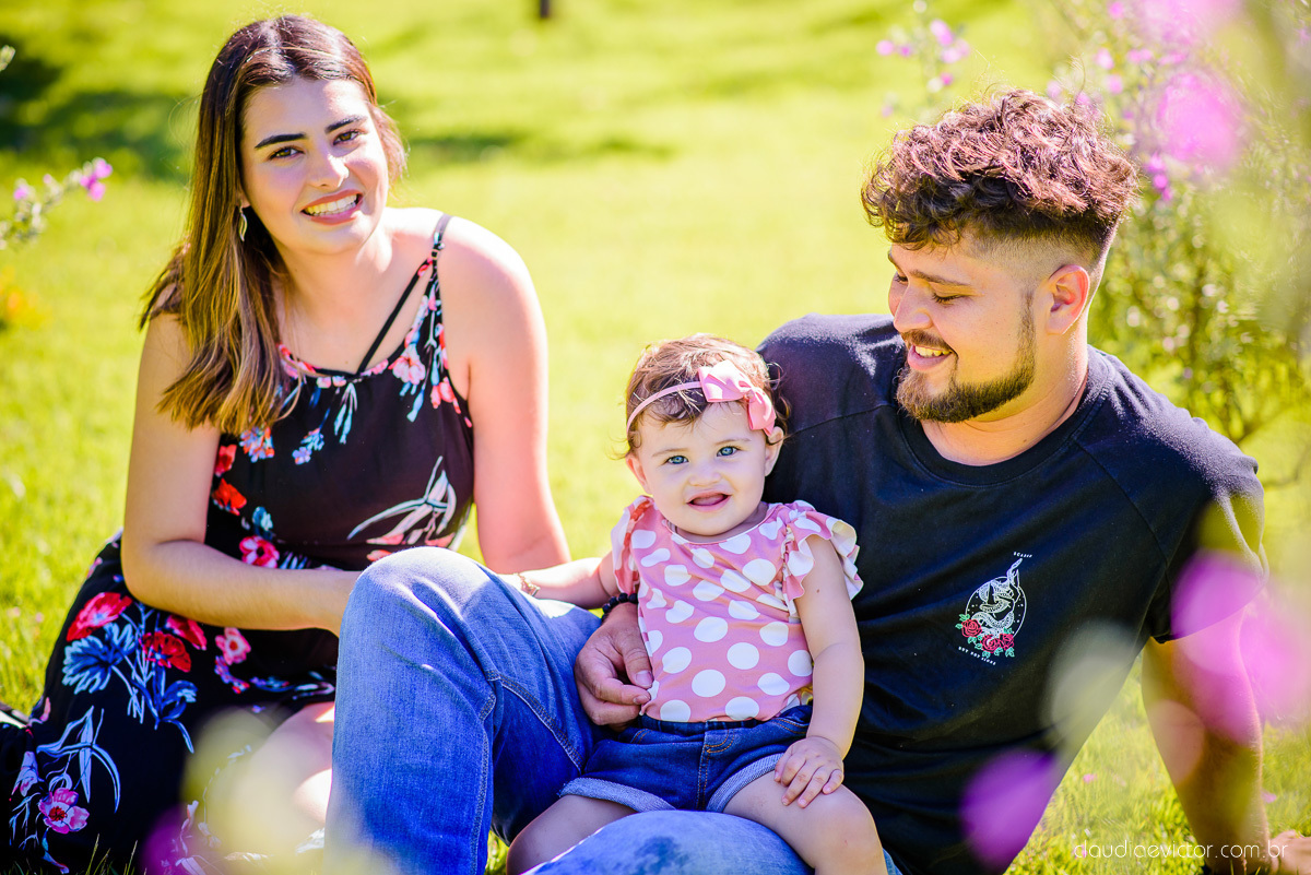 Lindo ensaio infantil no parque pedra da cebola em vitória feito por fotógrafos de casamento de vila velha fotógrafos de casamento de vitória fotógrafos de casamento de serra espirito santo es com bebê de 1 ano no parquinho balanço 