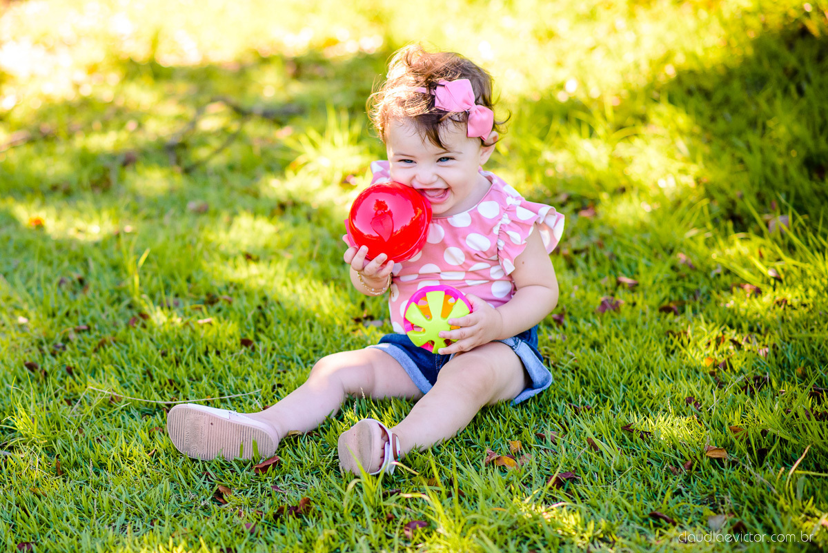 Lindo ensaio infantil no parque pedra da cebola em vitória feito por fotógrafos de casamento de vila velha fotógrafos de casamento de vitória fotógrafos de casamento de serra espirito santo es com bebê de 1 ano no parquinho balanço 