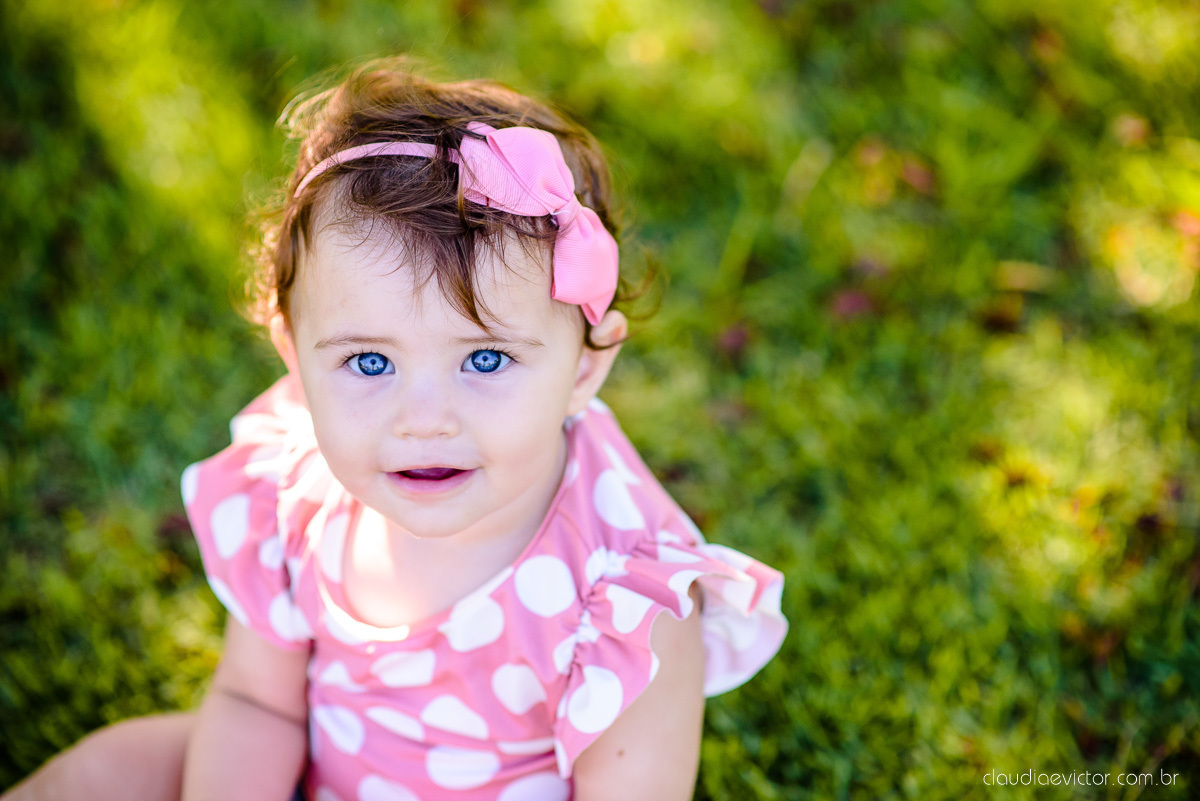 Lindo ensaio infantil no parque pedra da cebola em vitória feito por fotógrafos de casamento de vila velha fotógrafos de casamento de vitória fotógrafos de casamento de serra espirito santo es com bebê de 1 ano no parquinho balanço 