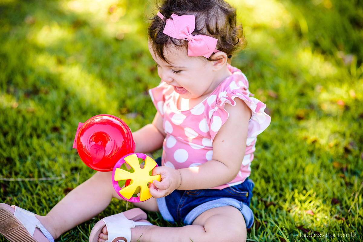 Lindo ensaio infantil no parque pedra da cebola em vitória feito por fotógrafos de casamento de vila velha fotógrafos de casamento de vitória fotógrafos de casamento de serra espirito santo es com bebê de 1 ano no parquinho balanço 