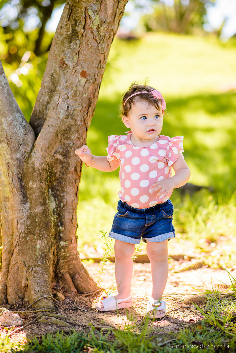 Lindo ensaio infantil no parque pedra da cebola em vitória feito por fotógrafos de casamento de vila velha fotógrafos de casamento de vitória fotógrafos de casamento de serra espirito santo es com bebê de 1 ano no parquinho balanço 