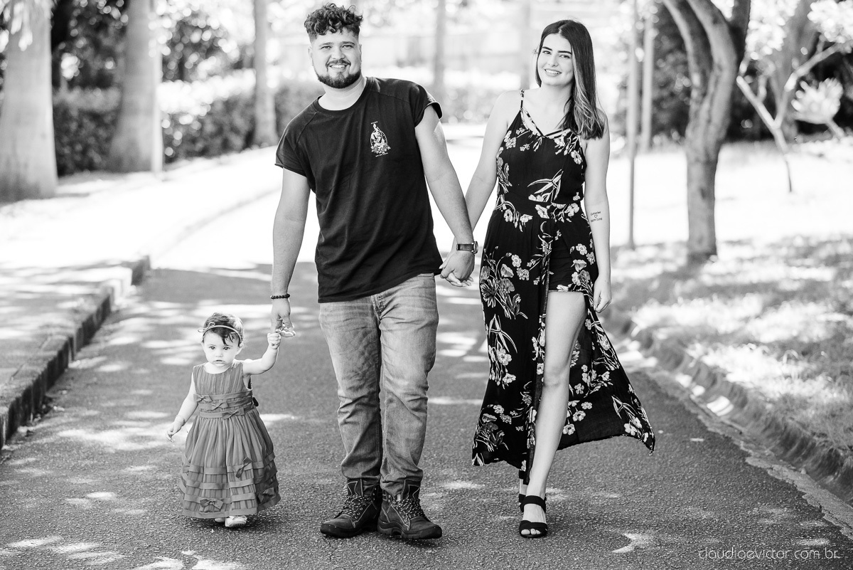 Lindo ensaio infantil no parque pedra da cebola em vitória feito por fotógrafos de casamento de vila velha fotógrafos de casamento de vitória fotógrafos de casamento de serra espirito santo es com bebê de 1 ano no parquinho balanço 