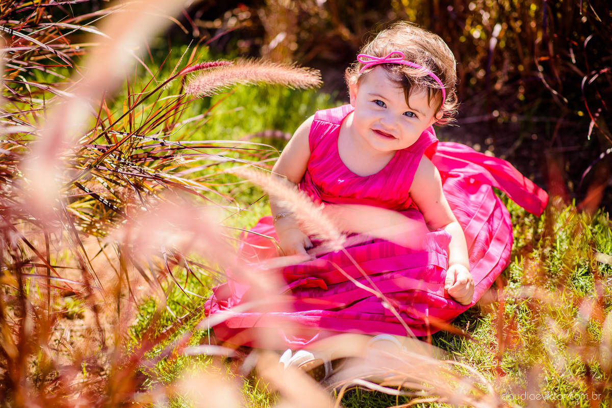 Lindo ensaio infantil no parque pedra da cebola em vitória feito por fotógrafos de casamento de vila velha fotógrafos de casamento de vitória fotógrafos de casamento de serra espirito santo es com bebê de 1 ano no parquinho balanço 