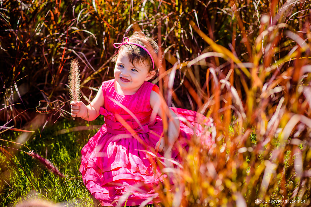 Lindo ensaio infantil no parque pedra da cebola em vitória feito por fotógrafos de casamento de vila velha fotógrafos de casamento de vitória fotógrafos de casamento de serra espirito santo es com bebê de 1 ano no parquinho balanço 