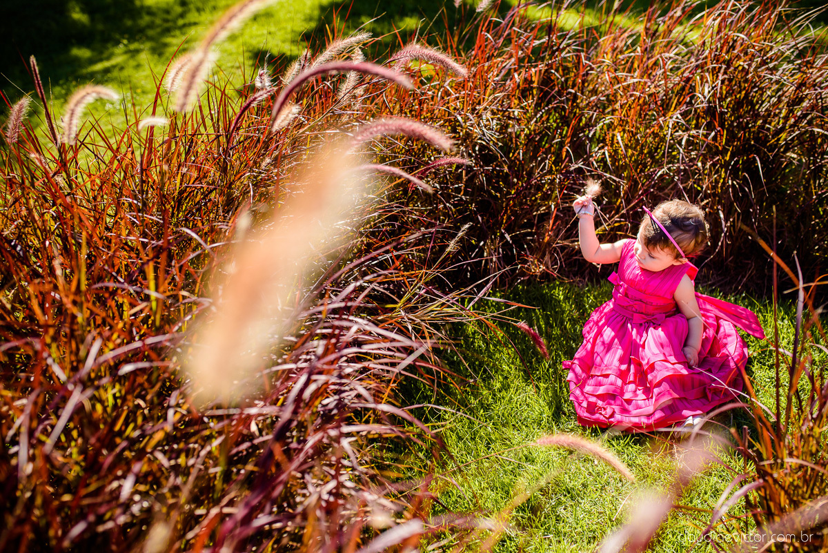 Lindo ensaio infantil no parque pedra da cebola em vitória feito por fotógrafos de casamento de vila velha fotógrafos de casamento de vitória fotógrafos de casamento de serra espirito santo es com bebê de 1 ano no parquinho balanço 