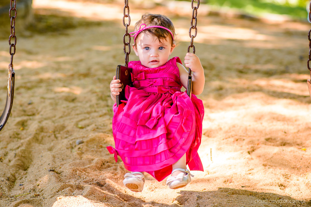Lindo ensaio infantil no parque pedra da cebola em vitória feito por fotógrafos de casamento de vila velha fotógrafos de casamento de vitória fotógrafos de casamento de serra espirito santo es com bebê de 1 ano no parquinho balanço 