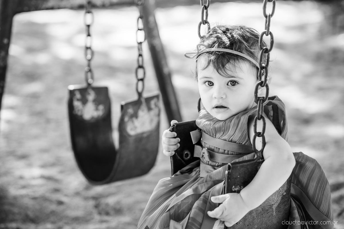 Lindo ensaio infantil no parque pedra da cebola em vitória feito por fotógrafos de casamento de vila velha fotógrafos de casamento de vitória fotógrafos de casamento de serra espirito santo es com bebê de 1 ano no parquinho balanço 
