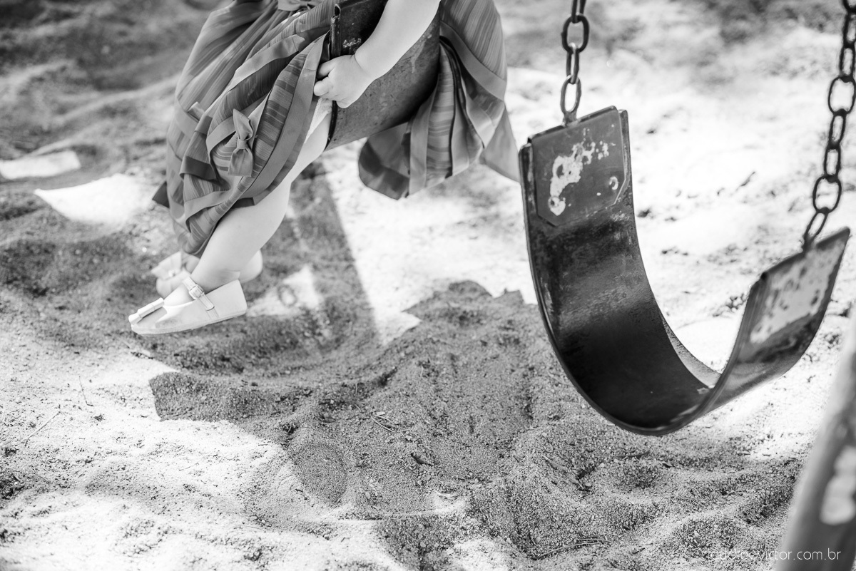 Lindo ensaio infantil no parque pedra da cebola em vitória feito por fotógrafos de casamento de vila velha fotógrafos de casamento de vitória fotógrafos de casamento de serra espirito santo es com bebê de 1 ano no parquinho balanço 
