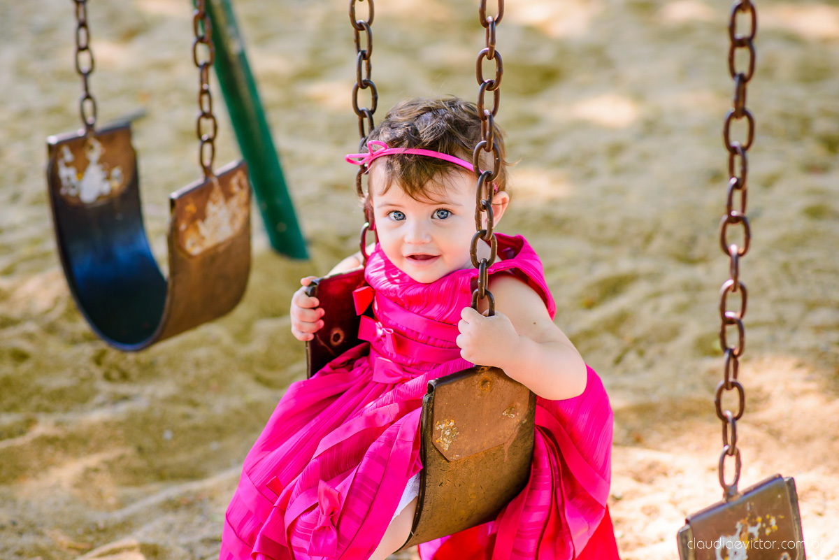 Lindo ensaio infantil no parque pedra da cebola em vitória feito por fotógrafos de casamento de vila velha fotógrafos de casamento de vitória fotógrafos de casamento de serra espirito santo es com bebê de 1 ano no parquinho balanço 