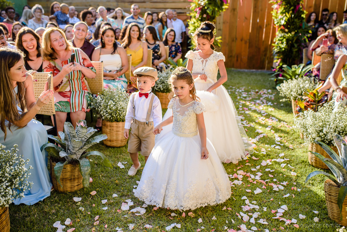 Lindo casamento ao ar livre e no fim de tarde no por do sol no cerimonial praia da baleia serra feito por fotógrafos casamento vila velha fotógrafo de casamento vitória espirito santo es com noivo noiva buquê e vestido de noiva pista de dança