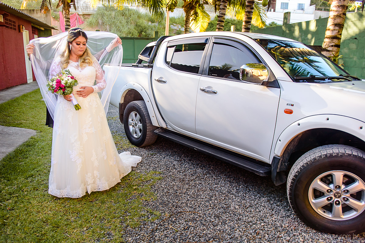 Lindo casamento ao ar livre e no fim de tarde no por do sol no cerimonial praia da baleia serra feito por fotógrafos casamento vila velha fotógrafo de casamento vitória espirito santo es com noivo noiva buquê e vestido de noiva pista de dança