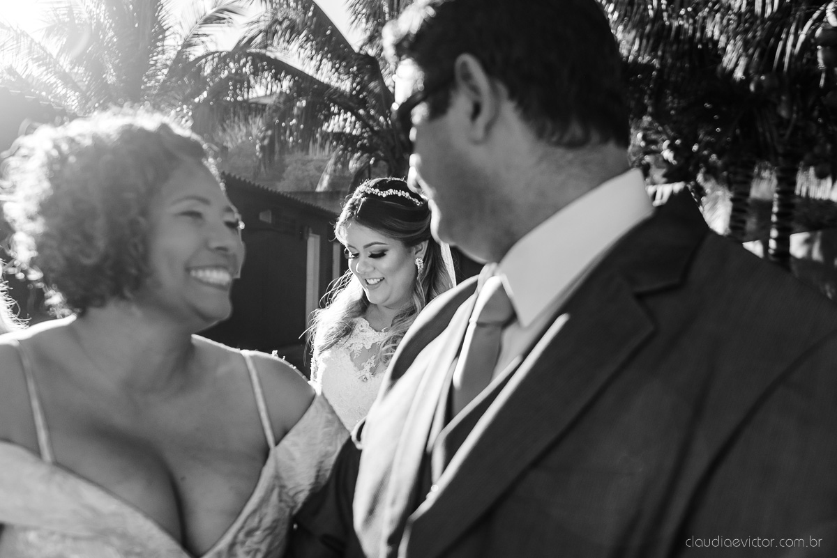 Lindo casamento ao ar livre e no fim de tarde no por do sol no cerimonial praia da baleia serra feito por fotógrafos casamento vila velha fotógrafo de casamento vitória espirito santo es com noivo noiva buquê e vestido de noiva pista de dança