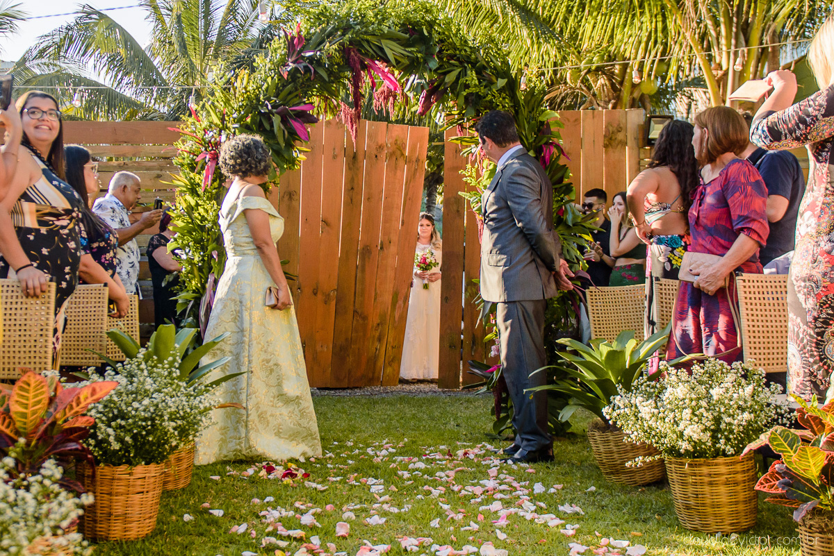 Lindo casamento ao ar livre e no fim de tarde no por do sol no cerimonial praia da baleia serra feito por fotógrafos casamento vila velha fotógrafo de casamento vitória espirito santo es com noivo noiva buquê e vestido de noiva pista de dança