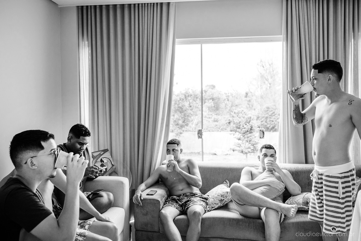 Lindo casamento ao ar livre e no fim de tarde no por do sol no cerimonial praia da baleia serra feito por fotógrafos casamento vila velha fotógrafo de casamento vitória espirito santo es com noivo noiva buquê e vestido de noiva pista de dança