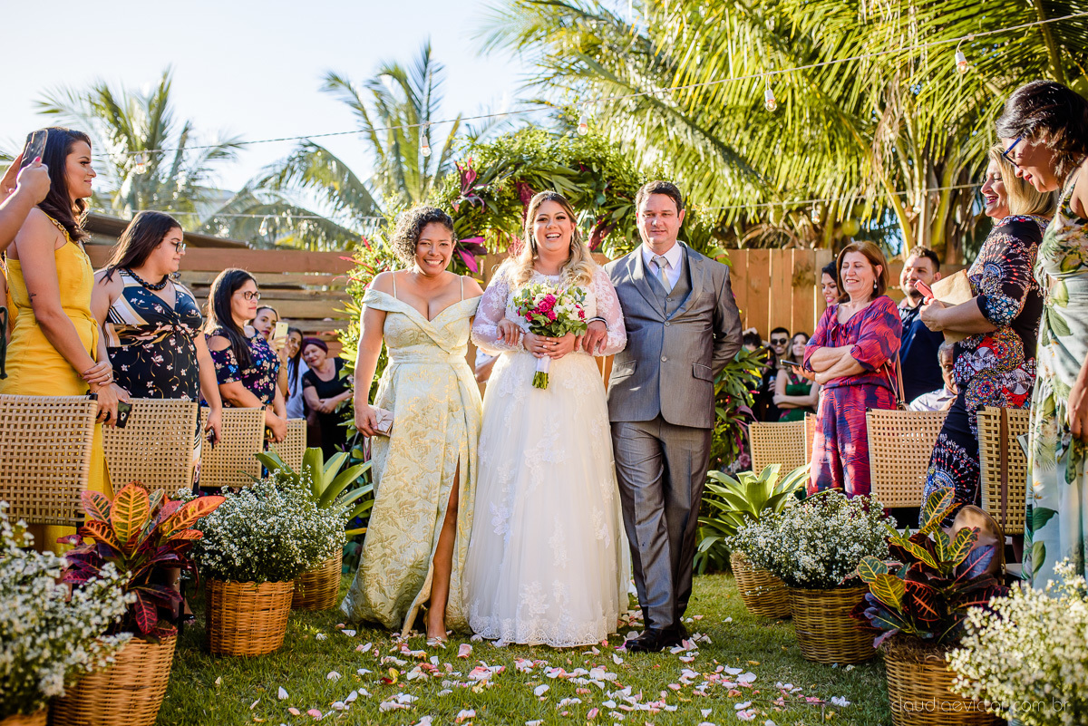 Lindo casamento ao ar livre e no fim de tarde no por do sol no cerimonial praia da baleia serra feito por fotógrafos casamento vila velha fotógrafo de casamento vitória espirito santo es com noivo noiva buquê e vestido de noiva pista de dança
