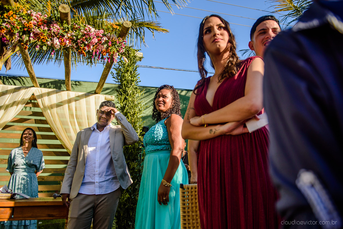 Lindo casamento ao ar livre e no fim de tarde no por do sol no cerimonial praia da baleia serra feito por fotógrafos casamento vila velha fotógrafo de casamento vitória espirito santo es com noivo noiva buquê e vestido de noiva pista de dança