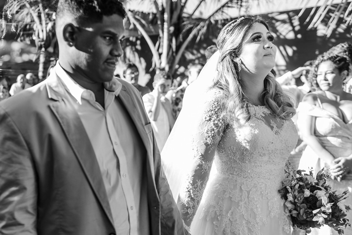 Lindo casamento ao ar livre e no fim de tarde no por do sol no cerimonial praia da baleia serra feito por fotógrafos casamento vila velha fotógrafo de casamento vitória espirito santo es com noivo noiva buquê e vestido de noiva pista de dança