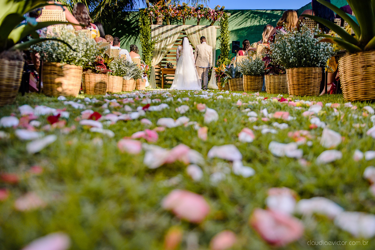 Lindo casamento ao ar livre e no fim de tarde no por do sol no cerimonial praia da baleia serra feito por fotógrafos casamento vila velha fotógrafo de casamento vitória espirito santo es com noivo noiva buquê e vestido de noiva pista de dança