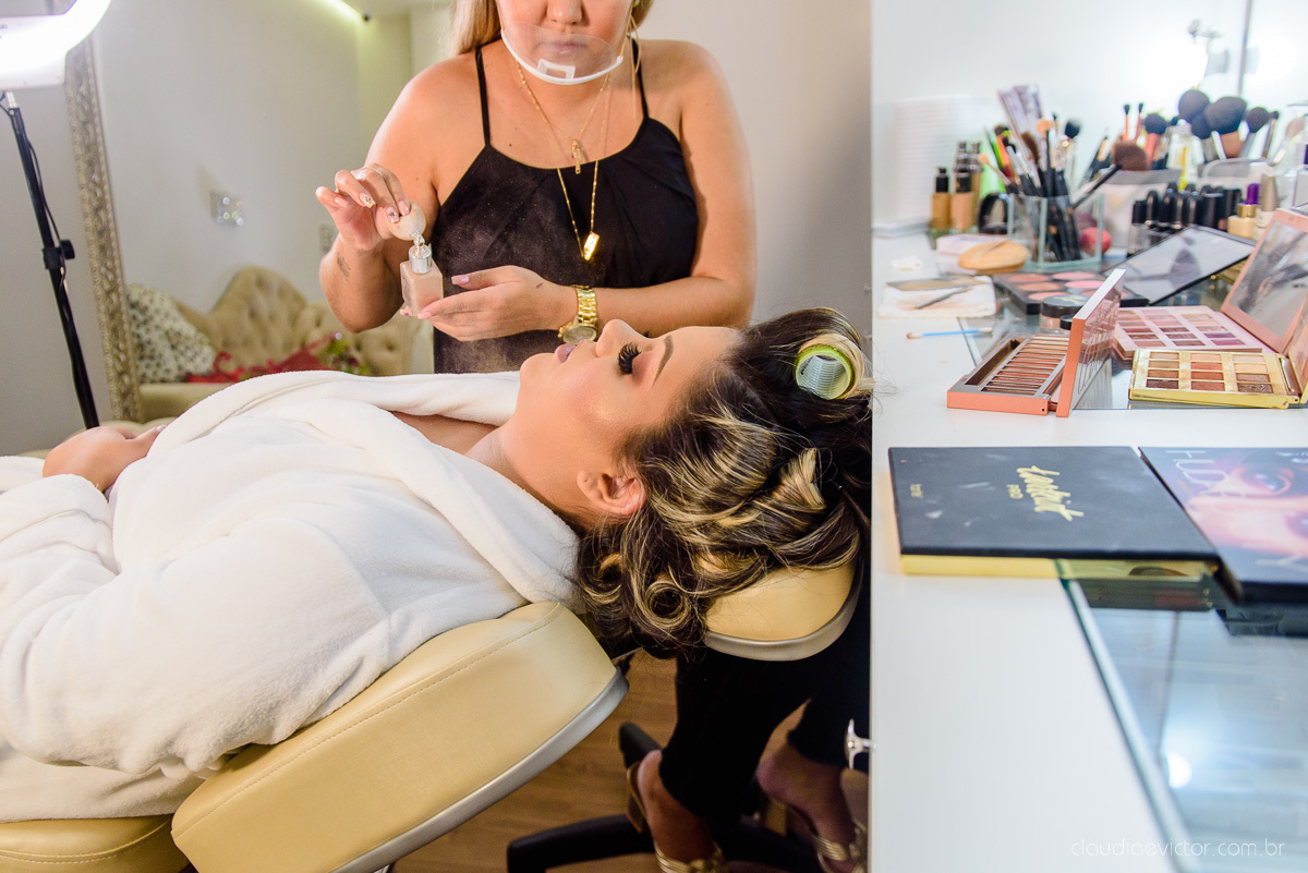 Lindo casamento ao ar livre e no fim de tarde no por do sol no cerimonial praia da baleia serra feito por fotógrafos casamento vila velha fotógrafo de casamento vitória espirito santo es com noivo noiva buquê e vestido de noiva pista de dança