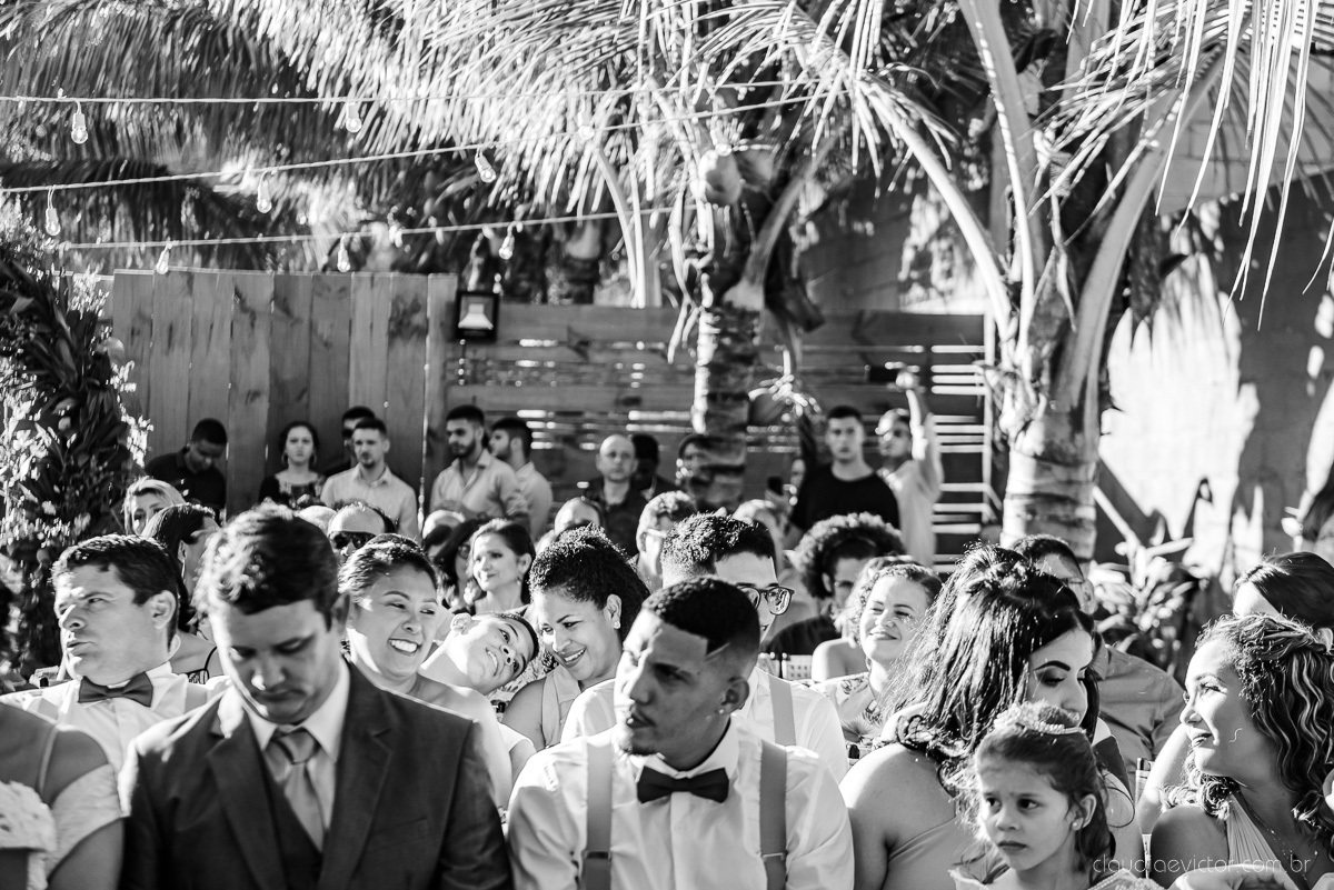 Lindo casamento ao ar livre e no fim de tarde no por do sol no cerimonial praia da baleia serra feito por fotógrafos casamento vila velha fotógrafo de casamento vitória espirito santo es com noivo noiva buquê e vestido de noiva pista de dança