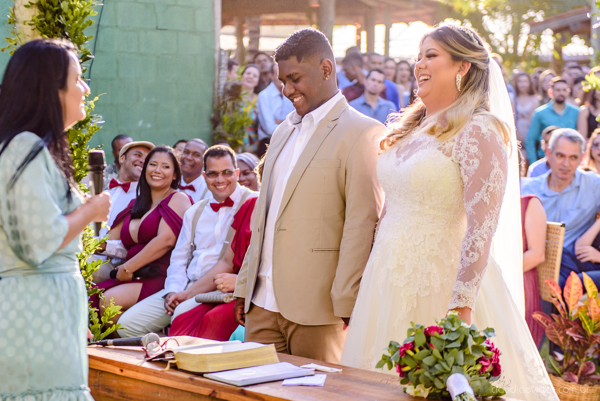 Lindo casamento ao ar livre e no fim de tarde no por do sol no cerimonial praia da baleia serra feito por fotógrafos casamento vila velha fotógrafo de casamento vitória espirito santo es com noivo noiva buquê e vestido de noiva pista de dança