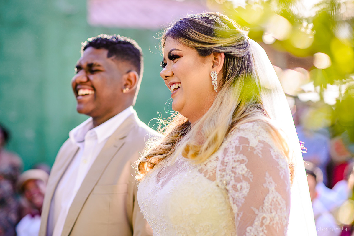 Lindo casamento ao ar livre e no fim de tarde no por do sol no cerimonial praia da baleia serra feito por fotógrafos casamento vila velha fotógrafo de casamento vitória espirito santo es com noivo noiva buquê e vestido de noiva pista de dança