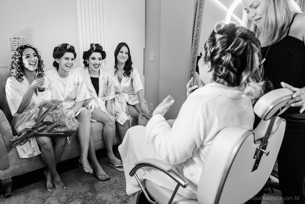 Lindo casamento ao ar livre e no fim de tarde no por do sol no cerimonial praia da baleia serra feito por fotógrafos casamento vila velha fotógrafo de casamento vitória espirito santo es com noivo noiva buquê e vestido de noiva pista de dança