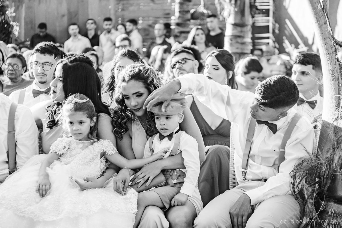 Lindo casamento ao ar livre e no fim de tarde no por do sol no cerimonial praia da baleia serra feito por fotógrafos casamento vila velha fotógrafo de casamento vitória espirito santo es com noivo noiva buquê e vestido de noiva pista de dança