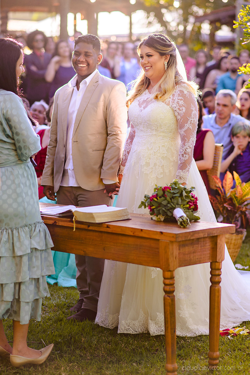 Lindo casamento ao ar livre e no fim de tarde no por do sol no cerimonial praia da baleia serra feito por fotógrafos casamento vila velha fotógrafo de casamento vitória espirito santo es com noivo noiva buquê e vestido de noiva pista de dança