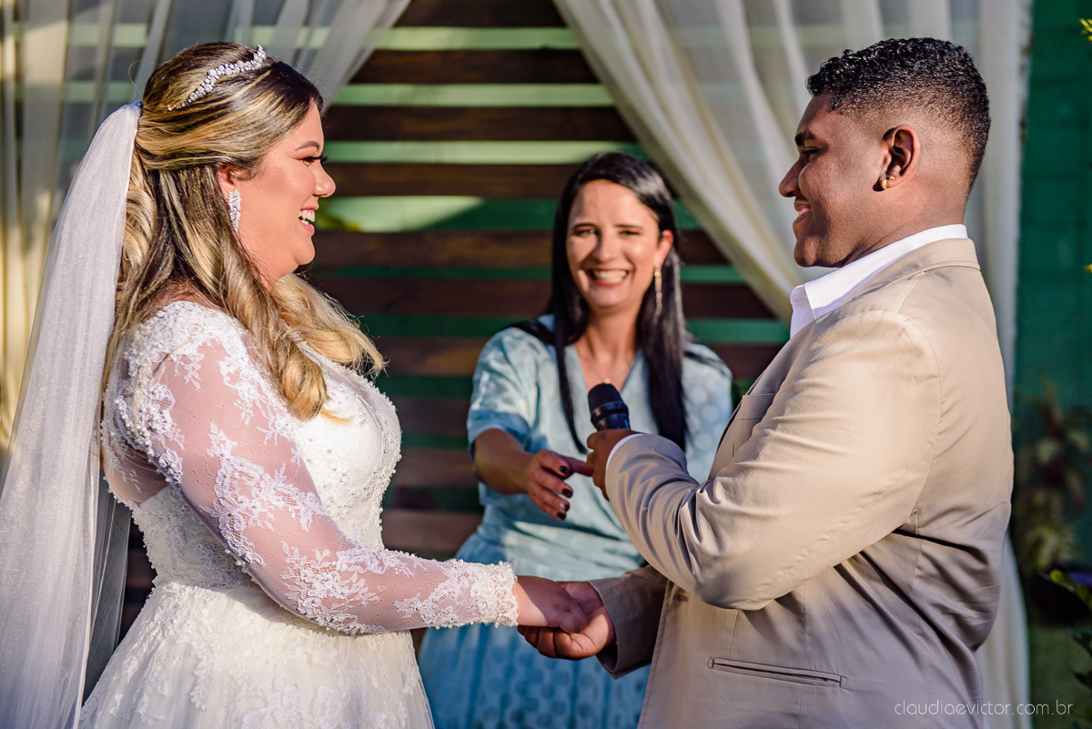 Lindo casamento ao ar livre e no fim de tarde no por do sol no cerimonial praia da baleia serra feito por fotógrafos casamento vila velha fotógrafo de casamento vitória espirito santo es com noivo noiva buquê e vestido de noiva pista de dança