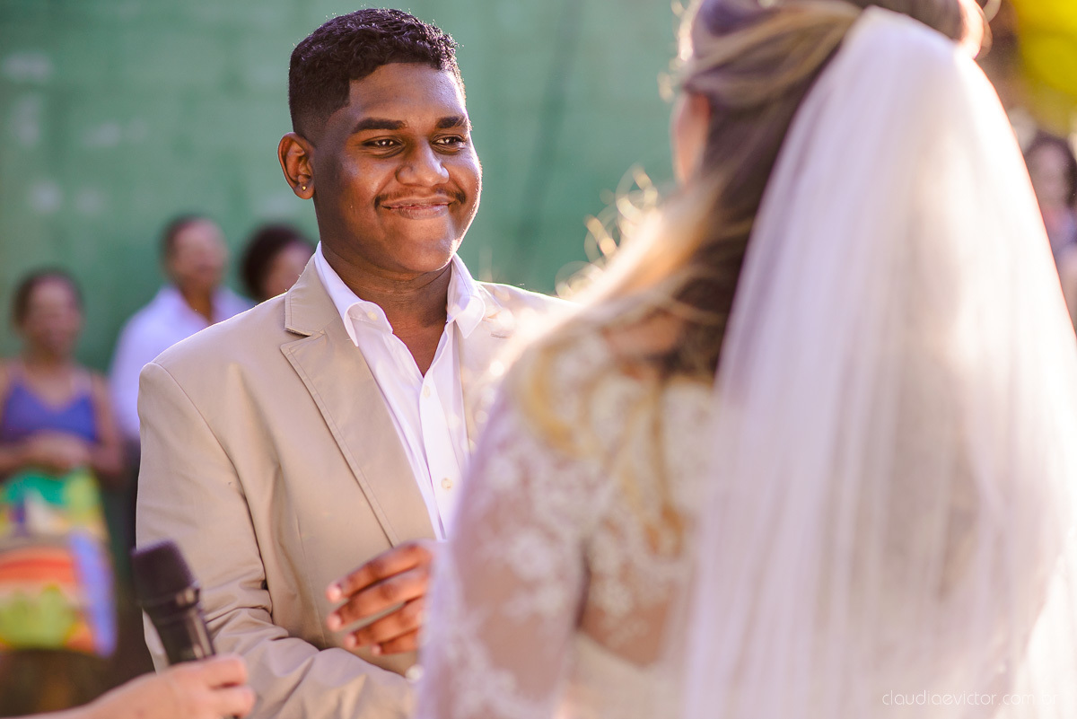 Lindo casamento ao ar livre e no fim de tarde no por do sol no cerimonial praia da baleia serra feito por fotógrafos casamento vila velha fotógrafo de casamento vitória espirito santo es com noivo noiva buquê e vestido de noiva pista de dança