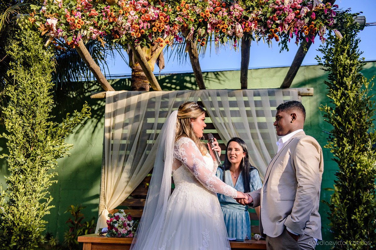 Lindo casamento ao ar livre e no fim de tarde no por do sol no cerimonial praia da baleia serra feito por fotógrafos casamento vila velha fotógrafo de casamento vitória espirito santo es com noivo noiva buquê e vestido de noiva pista de dança