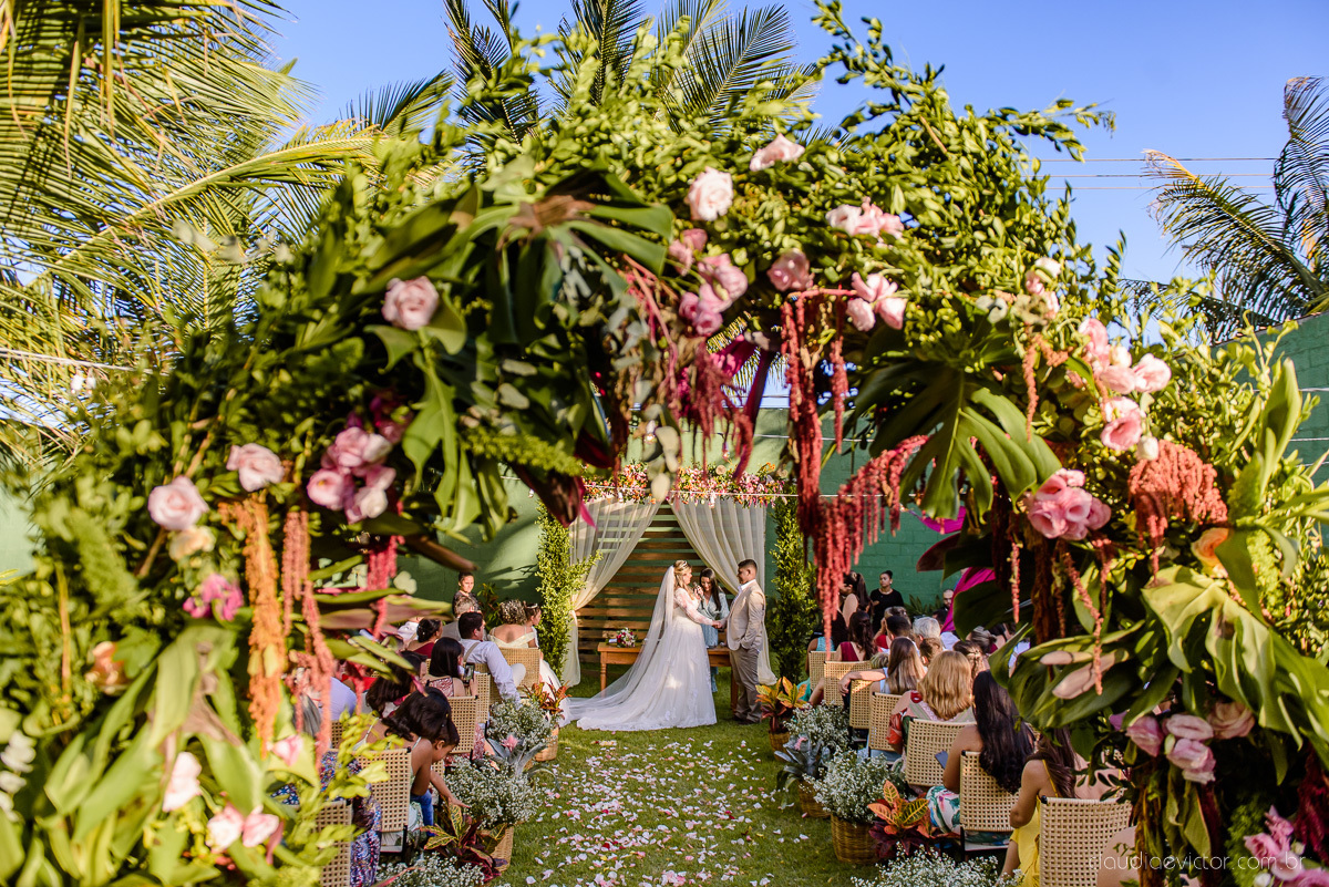Lindo casamento ao ar livre e no fim de tarde no por do sol no cerimonial praia da baleia serra feito por fotógrafos casamento vila velha fotógrafo de casamento vitória espirito santo es com noivo noiva buquê e vestido de noiva pista de dança