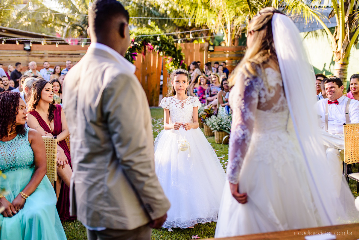 Lindo casamento ao ar livre e no fim de tarde no por do sol no cerimonial praia da baleia serra feito por fotógrafos casamento vila velha fotógrafo de casamento vitória espirito santo es com noivo noiva buquê e vestido de noiva pista de dança