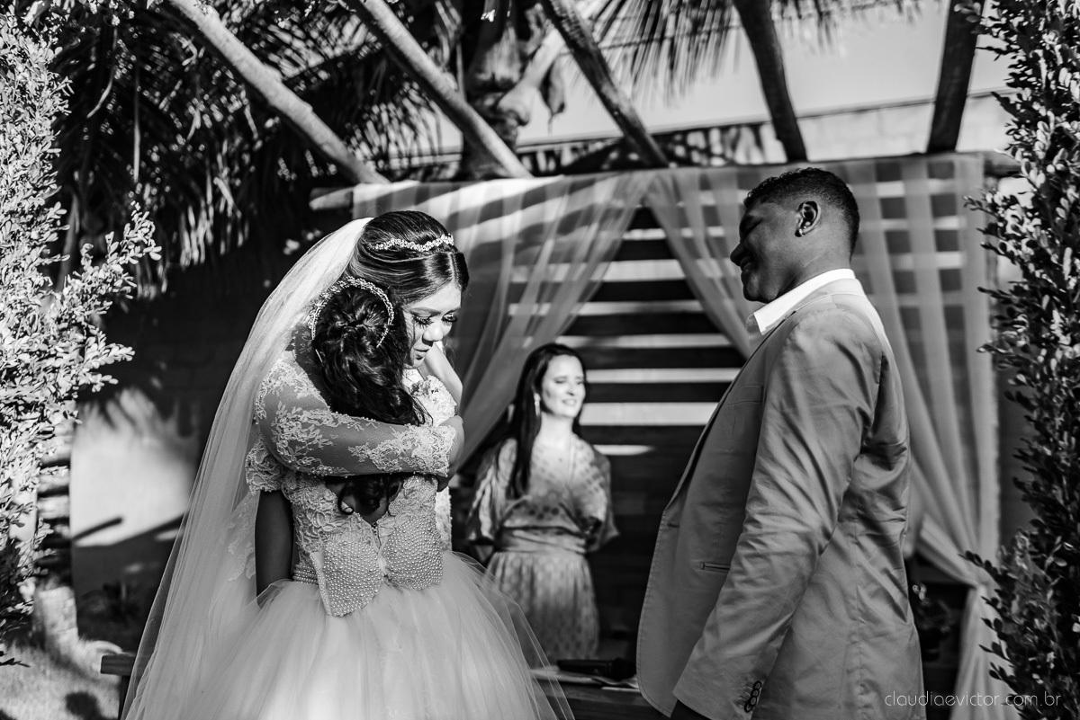Lindo casamento ao ar livre e no fim de tarde no por do sol no cerimonial praia da baleia serra feito por fotógrafos casamento vila velha fotógrafo de casamento vitória espirito santo es com noivo noiva buquê e vestido de noiva pista de dança