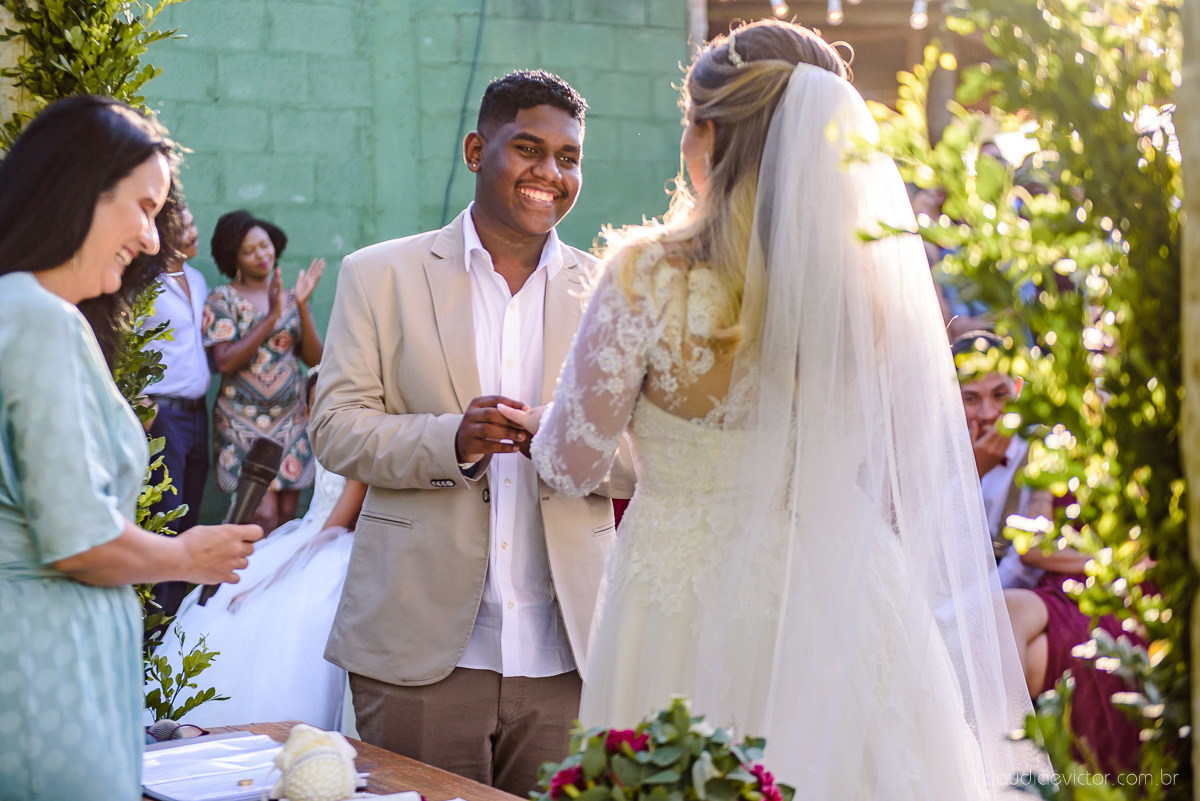 Lindo casamento ao ar livre e no fim de tarde no por do sol no cerimonial praia da baleia serra feito por fotógrafos casamento vila velha fotógrafo de casamento vitória espirito santo es com noivo noiva buquê e vestido de noiva pista de dança