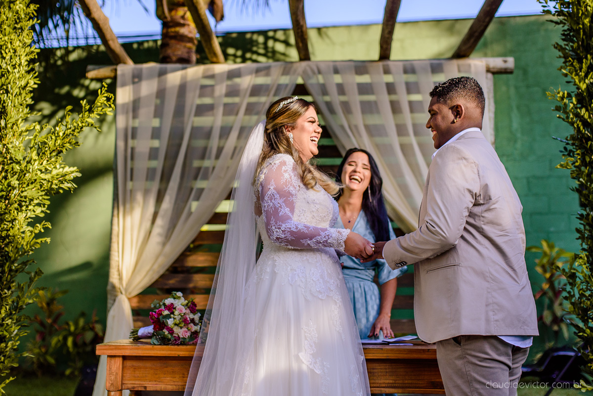 Lindo casamento ao ar livre e no fim de tarde no por do sol no cerimonial praia da baleia serra feito por fotógrafos casamento vila velha fotógrafo de casamento vitória espirito santo es com noivo noiva buquê e vestido de noiva pista de dança