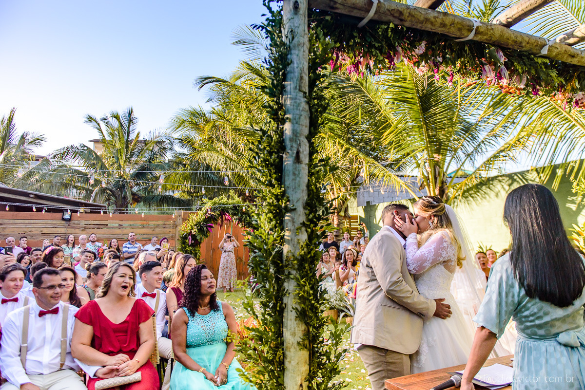 Lindo casamento ao ar livre e no fim de tarde no por do sol no cerimonial praia da baleia serra feito por fotógrafos casamento vila velha fotógrafo de casamento vitória espirito santo es com noivo noiva buquê e vestido de noiva pista de dança