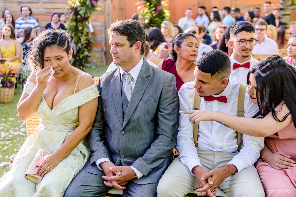 Lindo casamento ao ar livre e no fim de tarde no por do sol no cerimonial praia da baleia serra feito por fotógrafos casamento vila velha fotógrafo de casamento vitória espirito santo es com noivo noiva buquê e vestido de noiva pista de dança