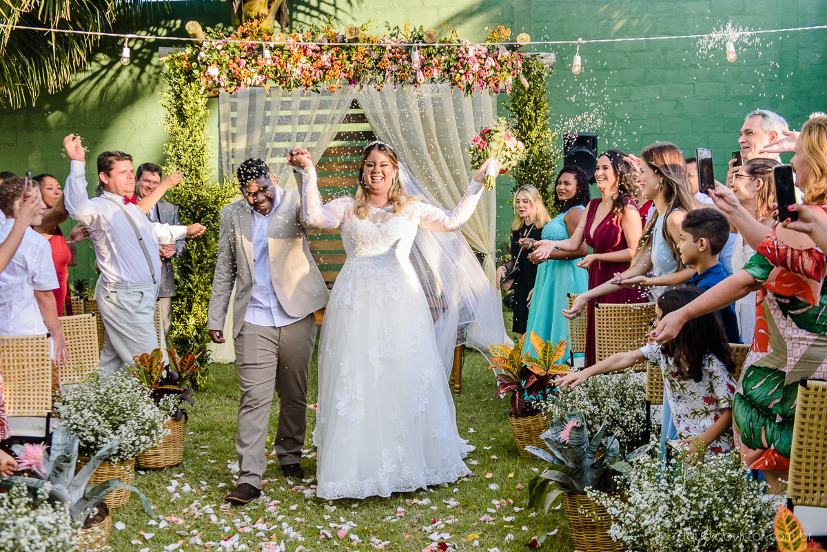 Lindo casamento ao ar livre e no fim de tarde no por do sol no cerimonial praia da baleia serra feito por fotógrafos casamento vila velha fotógrafo de casamento vitória espirito santo es com noivo noiva buquê e vestido de noiva pista de dança
