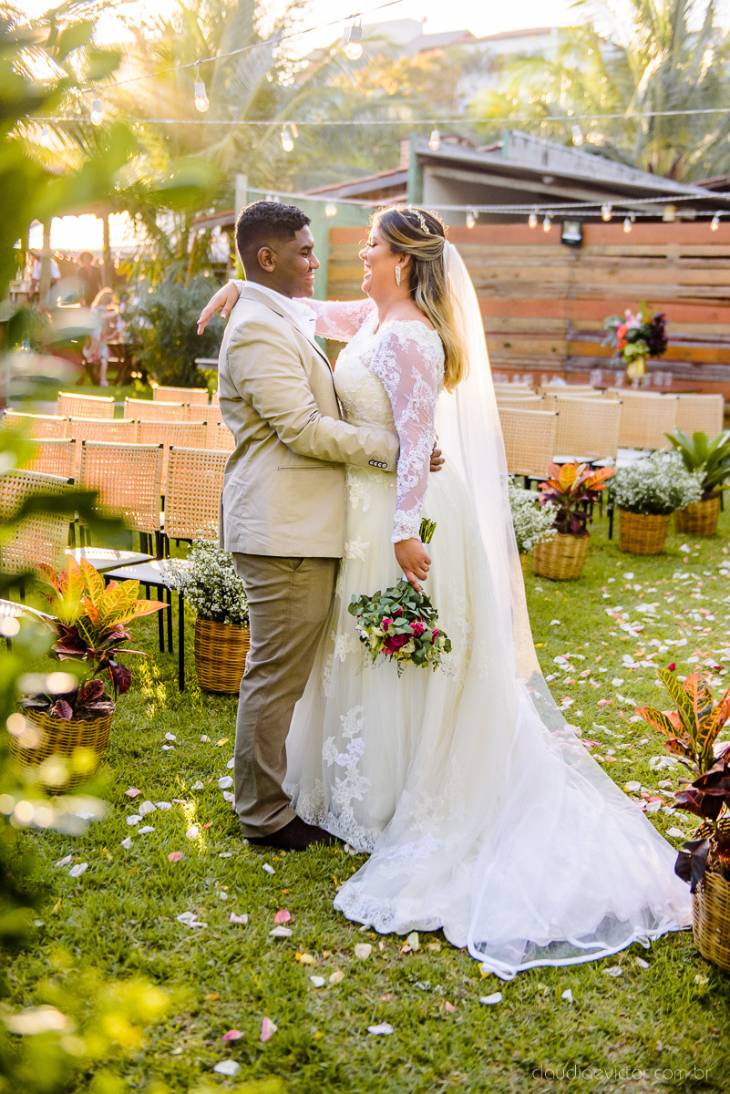 Lindo casamento ao ar livre e no fim de tarde no por do sol no cerimonial praia da baleia serra feito por fotógrafos casamento vila velha fotógrafo de casamento vitória espirito santo es com noivo noiva buquê e vestido de noiva pista de dança