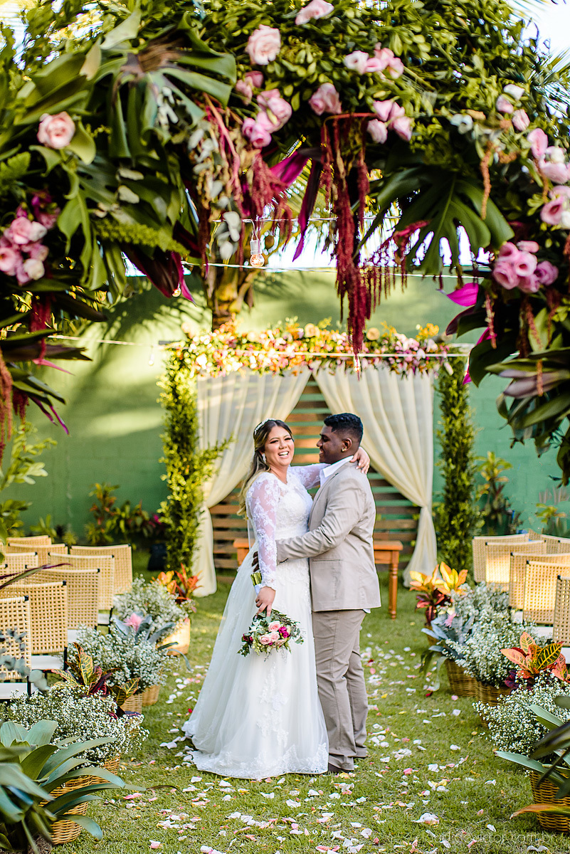 Lindo casamento ao ar livre e no fim de tarde no por do sol no cerimonial praia da baleia serra feito por fotógrafos casamento vila velha fotógrafo de casamento vitória espirito santo es com noivo noiva buquê e vestido de noiva pista de dança