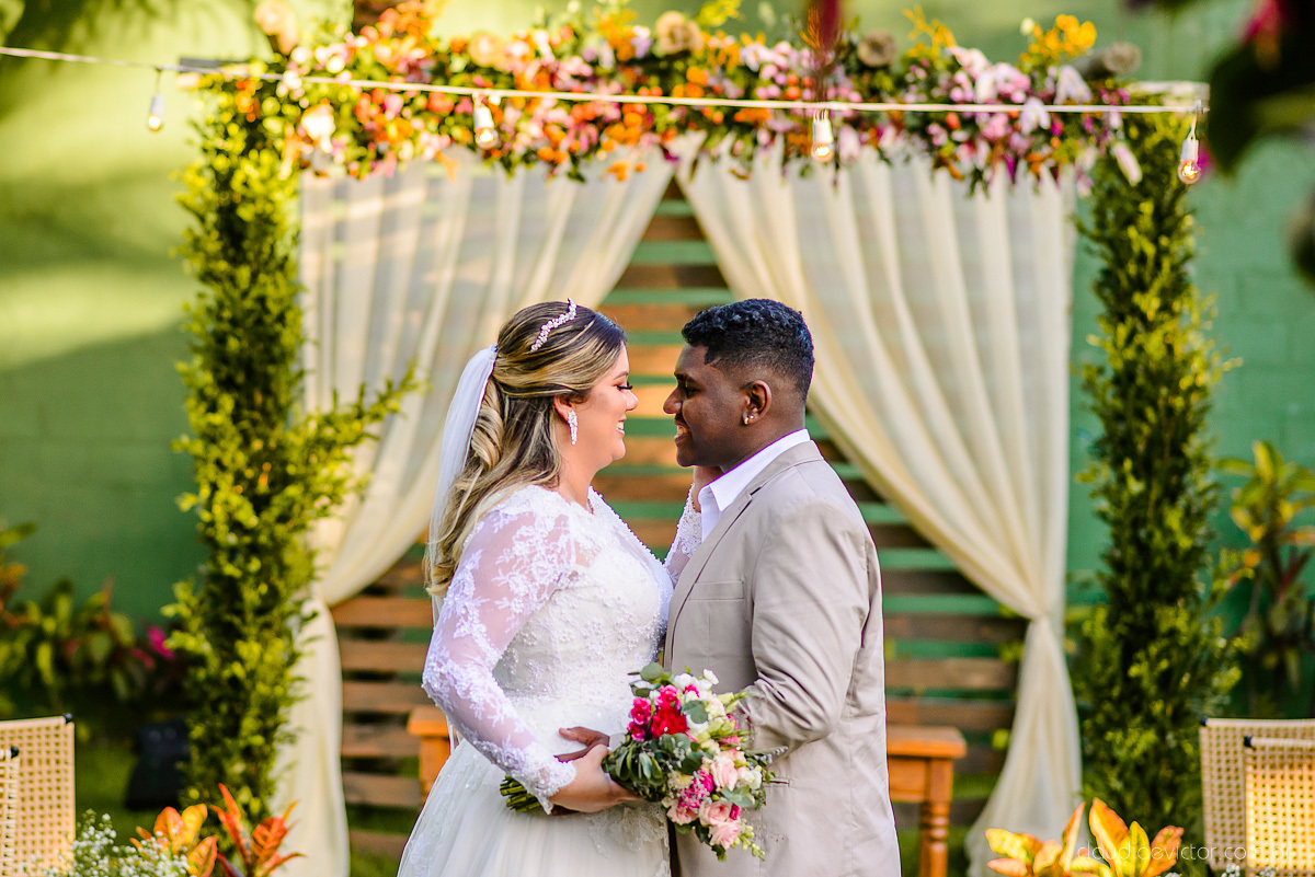 Lindo casamento ao ar livre e no fim de tarde no por do sol no cerimonial praia da baleia serra feito por fotógrafos casamento vila velha fotógrafo de casamento vitória espirito santo es com noivo noiva buquê e vestido de noiva pista de dança