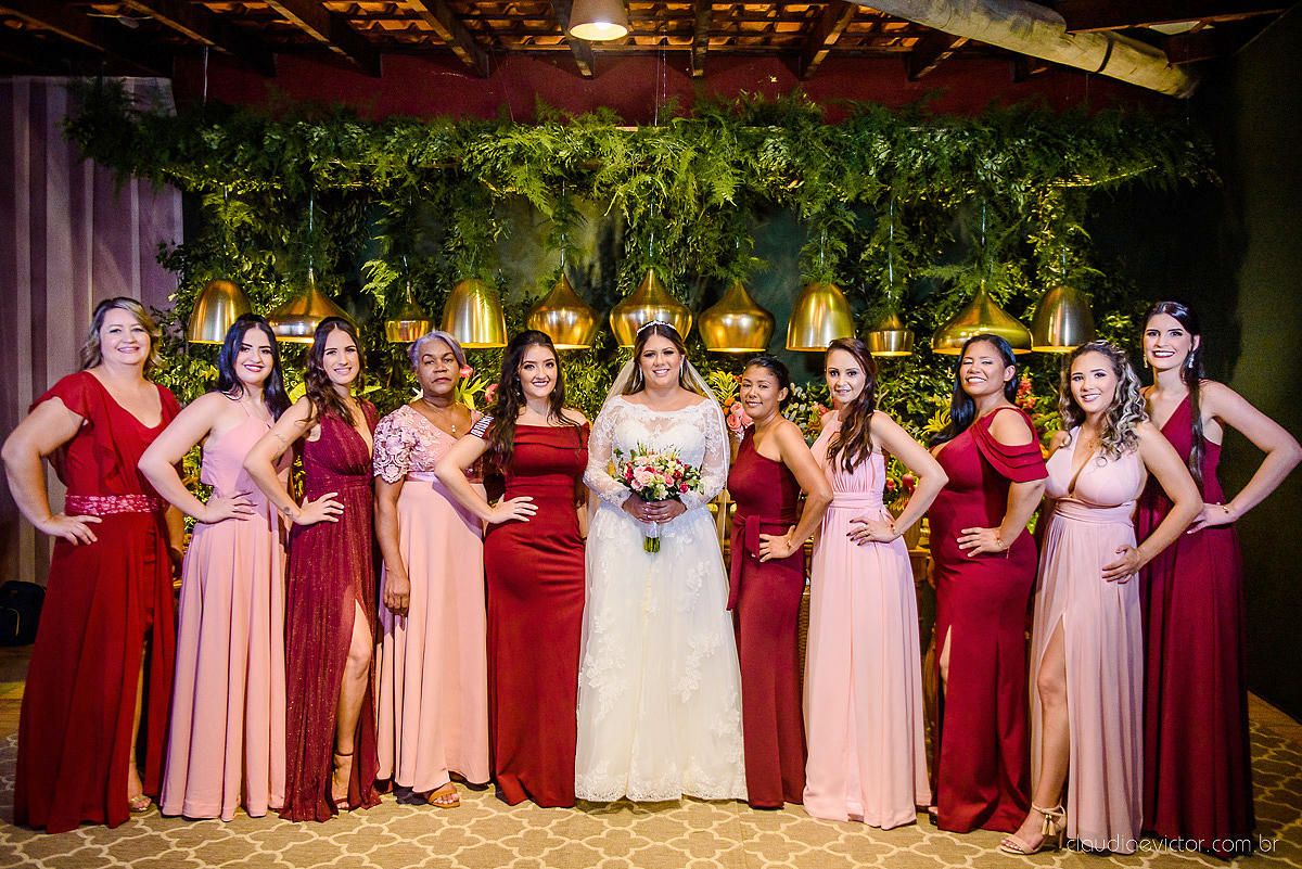 Lindo casamento ao ar livre e no fim de tarde no por do sol no cerimonial praia da baleia serra feito por fotógrafos casamento vila velha fotógrafo de casamento vitória espirito santo es com noivo noiva buquê e vestido de noiva pista de dança