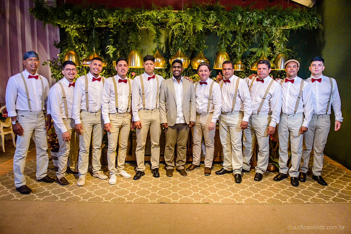 Lindo casamento ao ar livre e no fim de tarde no por do sol no cerimonial praia da baleia serra feito por fotógrafos casamento vila velha fotógrafo de casamento vitória espirito santo es com noivo noiva buquê e vestido de noiva pista de dança