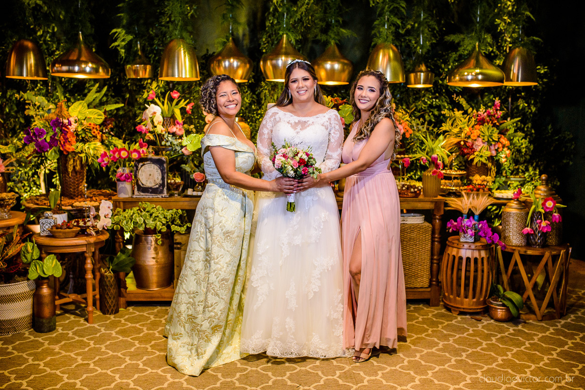 Lindo casamento ao ar livre e no fim de tarde no por do sol no cerimonial praia da baleia serra feito por fotógrafos casamento vila velha fotógrafo de casamento vitória espirito santo es com noivo noiva buquê e vestido de noiva pista de dança